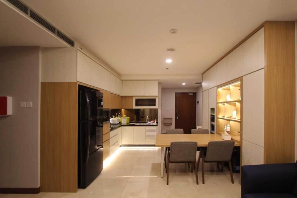 penyimpanan built in di apartemen 3 kamar