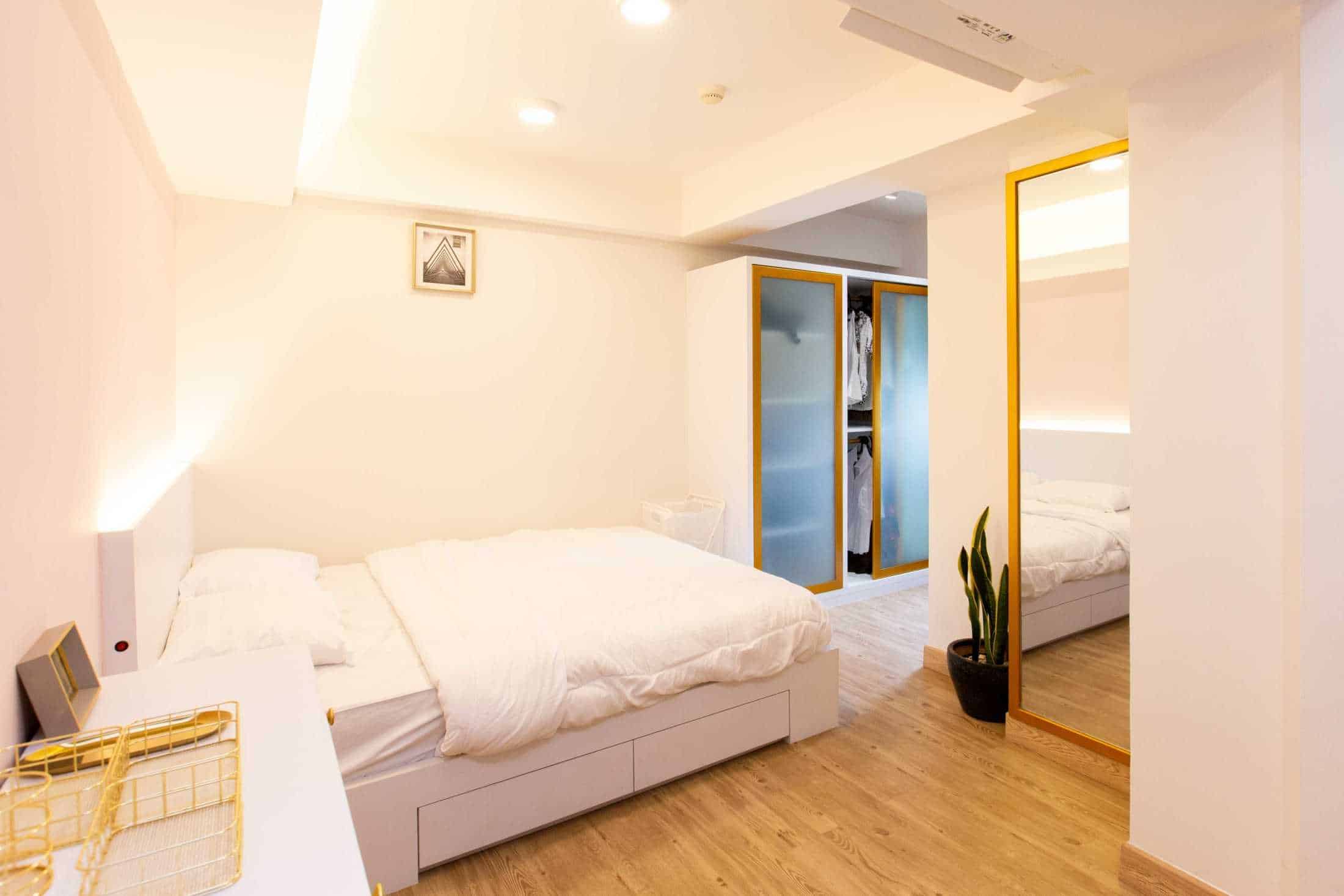 cermin di desain kamar apartemen studio