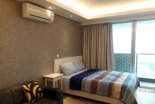 cahaya alami di desain interior apartemen 1 kamar